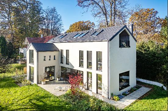 Just a few steps to the lake: sustainable family home with a stylish feel-good ambience