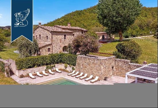 Stunning renovated country villa surrounded by nature for sale in Tuscany