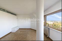 Spacious and bright penthouse on Via Pietro Mascagni