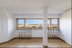 Spacious and bright penthouse on Via Pietro Mascagni