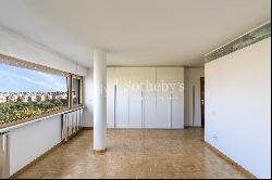 Spacious and bright penthouse on Via Pietro Mascagni