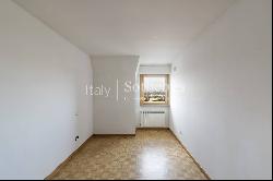 Spacious and bright penthouse on Via Pietro Mascagni