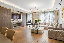 Outstanding three-bedroom apartment located in Kensington