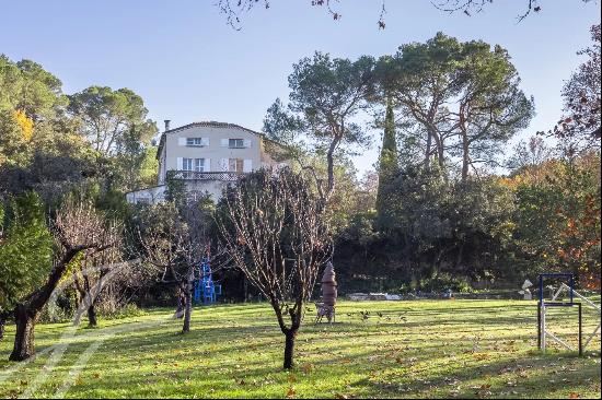 Art Deco Manor on 1.5 Hectares of Parkland