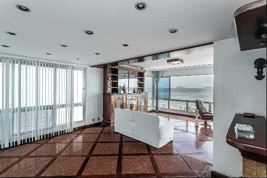 Apartment with direct ocean view in Leblon, combining sophistication and conveni