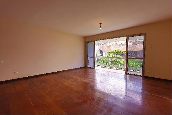 Spacious apartment on Leblon's prime beach block with ocean view