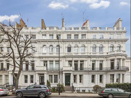 A spacious 2 bedroom communal garden flat in Notting Hill, W11.