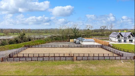 A brand new contemporary house accompanied by stabling, paddocks and a manege in all about