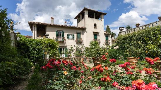 Discover this stunning, west-facing villa in the highly sought-after Florentine hills.