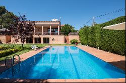 Villa with pool and garden in Soto de Viñuelas