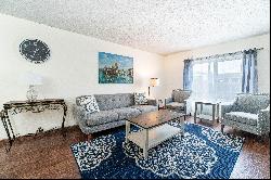 Conveniently Located Creve Coeur Condo