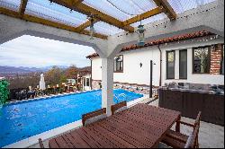 Mansion with view of the Oltului Gorge