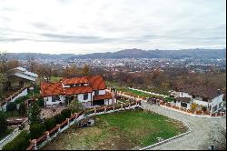 Mansion with view of the Oltului Gorge