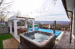 Mansion with view of the Oltului Gorge