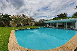 Three-story house with garden and gourmet area in a secure condominium in Barra