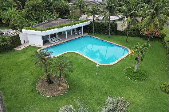 Three-story house with garden and gourmet area in a secure condominium in Barra