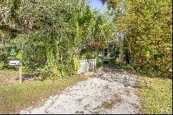 203 9th St, Apalachicola FL 32320