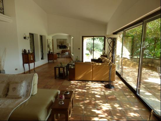 Stone property on 1,5 hectares of land, close to the village, 280sqm of living space, poo