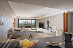 Luxurious corner apartment with view and large terrace