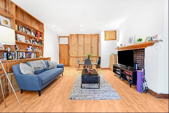 A well-laid lateral apartment with a private patio led out to a communal garden.