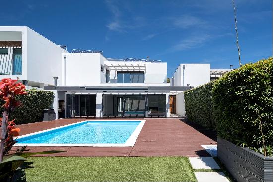 Outstanding semi-detached five bedroom villa in Vilamoura, Algarve.