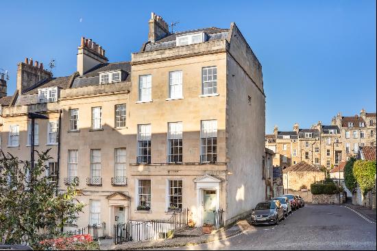 A substantial apartment in a Grade II listed Georgian townhouse, just off St James's Squar