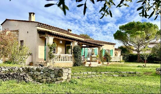 le-story house in Saint- Cezaire