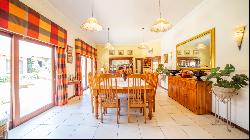 Fully Furnishes 9 Bedroom Guest House For Sale in Glen Marais