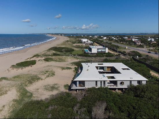 Modern Oceanfront 5 Bd House in José Ignacio