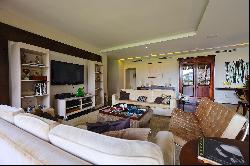 Apartment with panoramic views of Lagoa, spacious layout, and full amenities nea