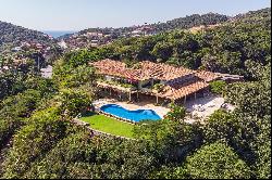 Exclusive residence in Armacao dos Buzios with Orla Bardot views and full amenit