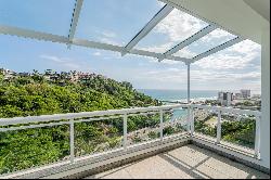 High-end condominium house with ocean view and complete leisure amenities