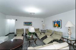 High-end condominium house with ocean view and complete leisure amenities