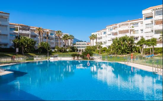 Large apartment in an established beachfront complex in Puerto B, Marbella 29660