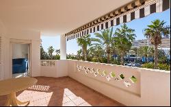 Large apartment in an established beachfront complex in Puerto B, Marbella 29660