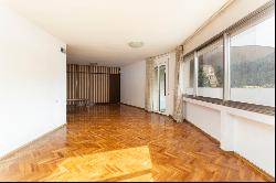 SPACIOUS EXTERIOR FLAT TO BE RENOVATED WITH TERRACE AND PARKING , Barcelona 08017