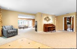 16 Hayloft Lane, Roslyn Heights NY 11577