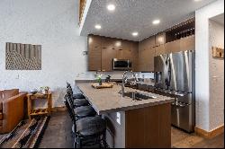 Newly Refreshed 2 Story Ski Condo In The Heart of Canyons Village