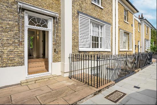 An elegant Grade II listed three bedroom house with a garden to let in Belgravia SW1W.