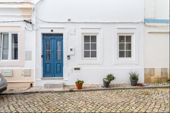 Olhao, beautifully refurbished house with 4 bedrooms and fantastic top terraces.