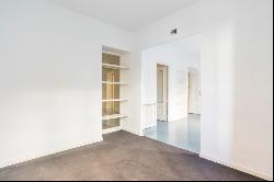 flat currently distributed as an office. High mezzanine height, , Madrid 28003