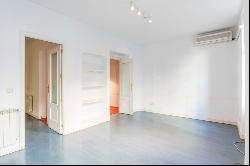 flat currently distributed as an office. High mezzanine height, , Madrid 28003