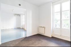 flat currently distributed as an office. High mezzanine height, , Madrid 28003