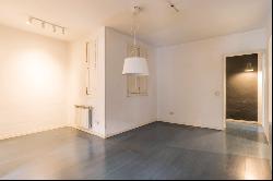 flat currently distributed as an office. High mezzanine height, , Madrid 28003