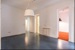 flat currently distributed as an office. High mezzanine height, , Madrid 28003