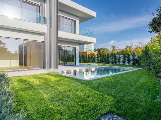 Contemporary 5-bedroom villa with garden and pool in Birre, Lisbon.