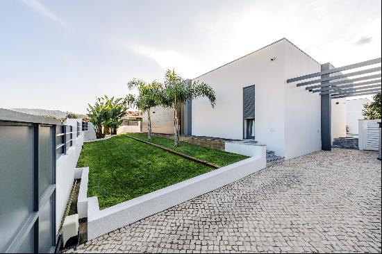 Outstanding 4-bedroom villa with pool and garden in Oleiros, Azeitão.