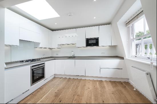 Spacious 2 bedroom apartment with a balcony to rent South Kensington SW7.