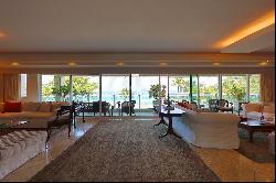 Excellent apartment with ocean view and double-height ceiling in a prestigious b