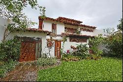 House with spacious garden and pool in an exclusive gated community near Praia d